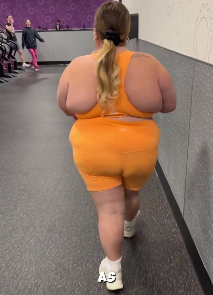 Lanna isn't afraid to show off her plus size curves in bright crop tops and shorts at the gym