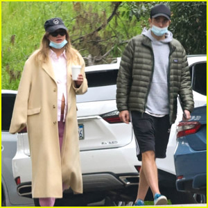 Robert Pattinson & Pregnant Fiancée Suki Waterhouse Go for Morning Walk in L.A.