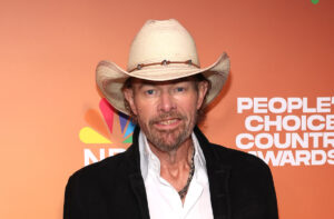 Toby Keith Quit Chemo Months Before Death, Friend Brett Favre Says