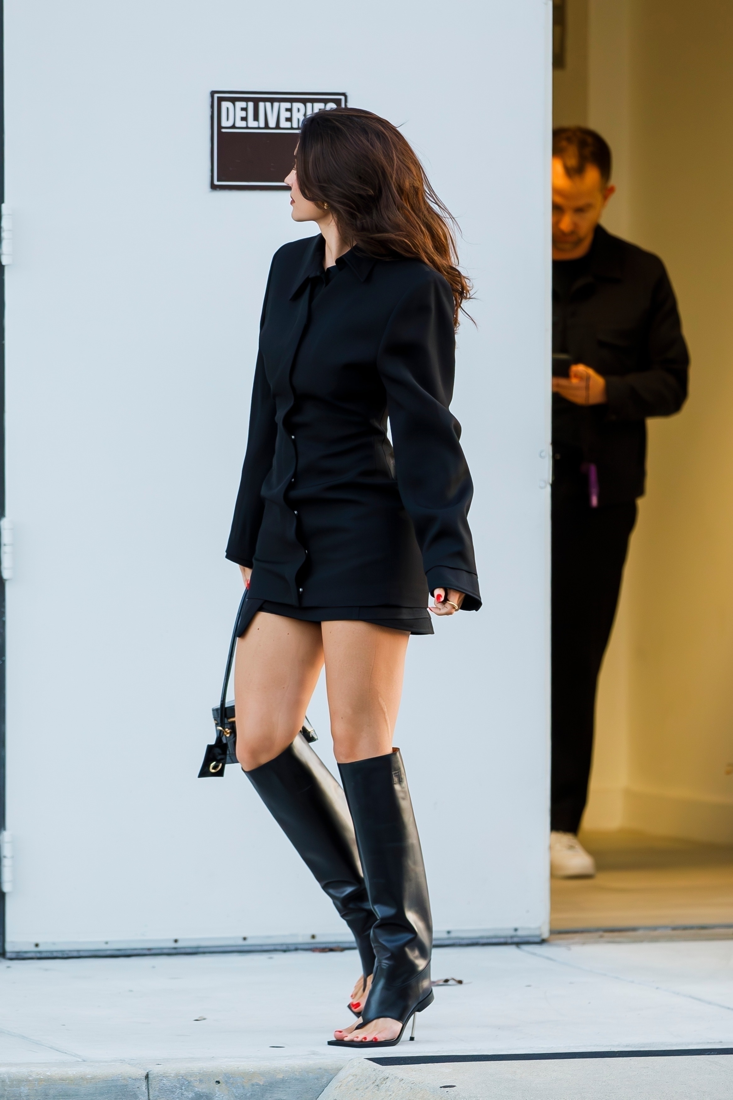 The star showed off her toned legs while wearing a button-up long-sleeved dress