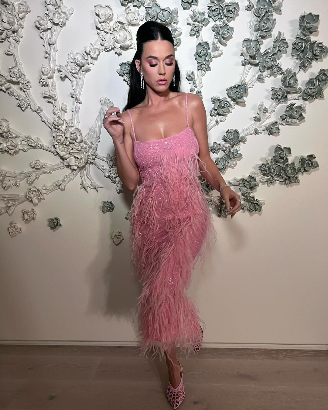 Katy showed off her fit figure in a plunging rhinestone-encrusted pink dress