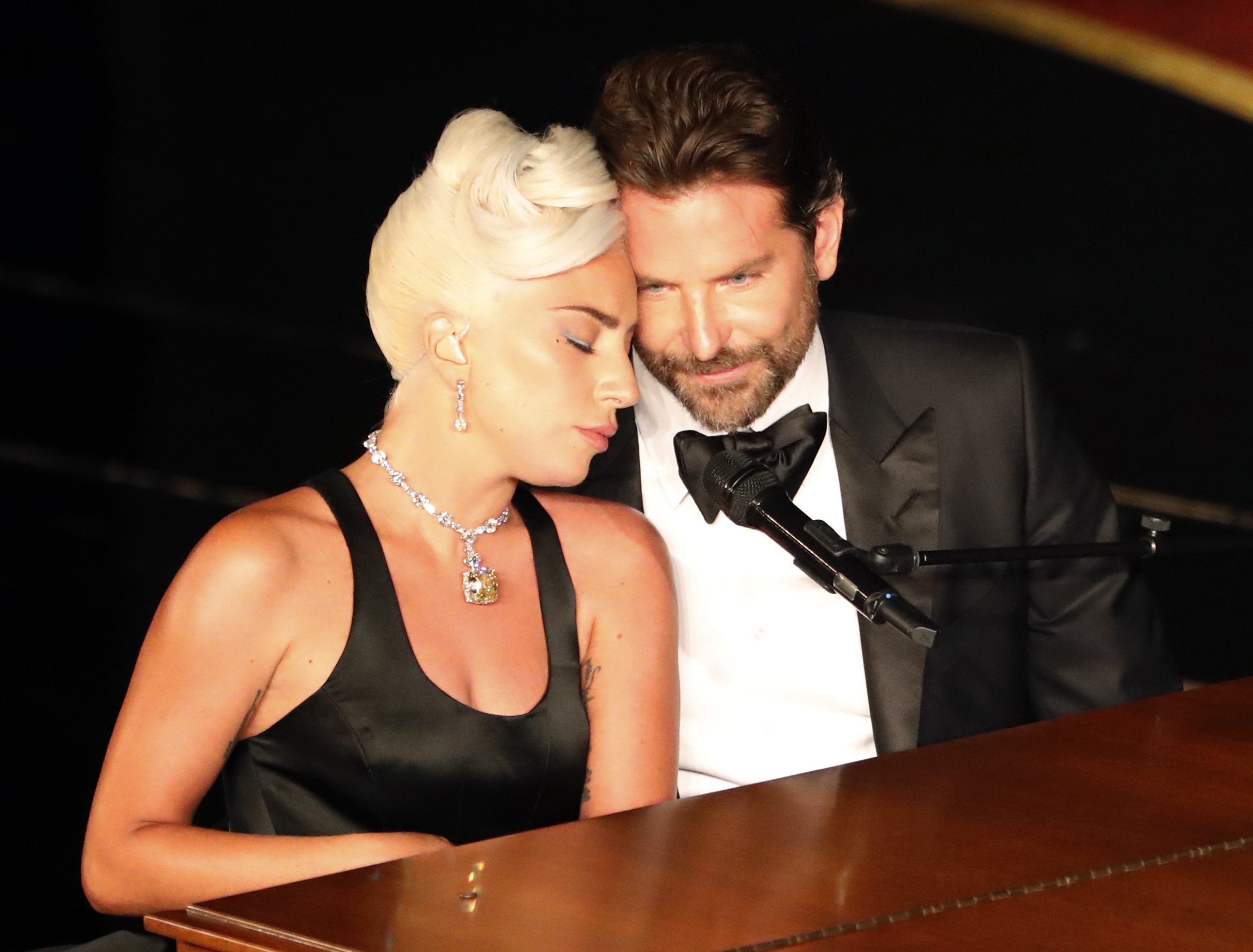 Lady Gaga and Bradley Cooper perform Shallow