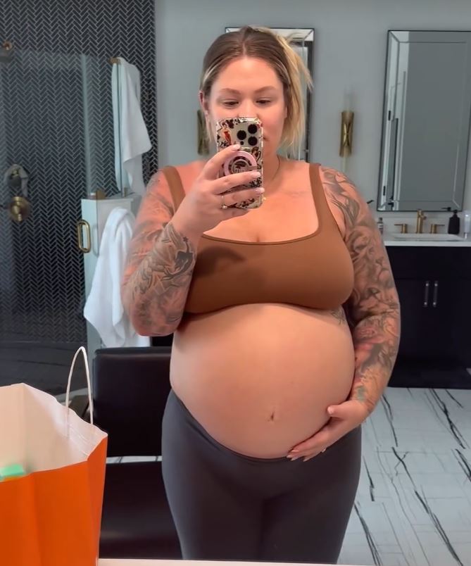 Kailyn Lowry showed off her belly bump while pregnant with twins