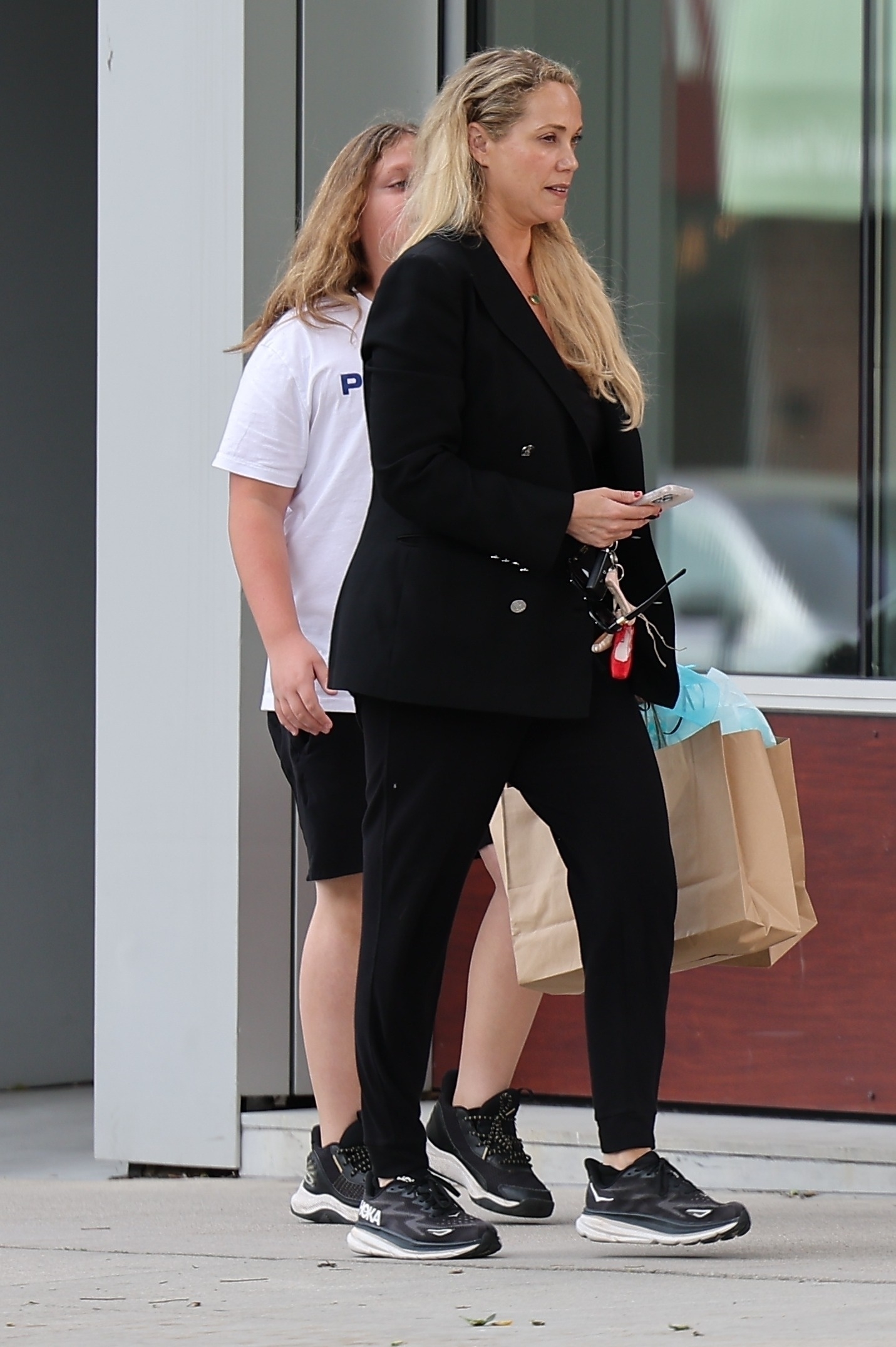 Elizabeth Berkley wore an all-black ensemble during her shopping spree