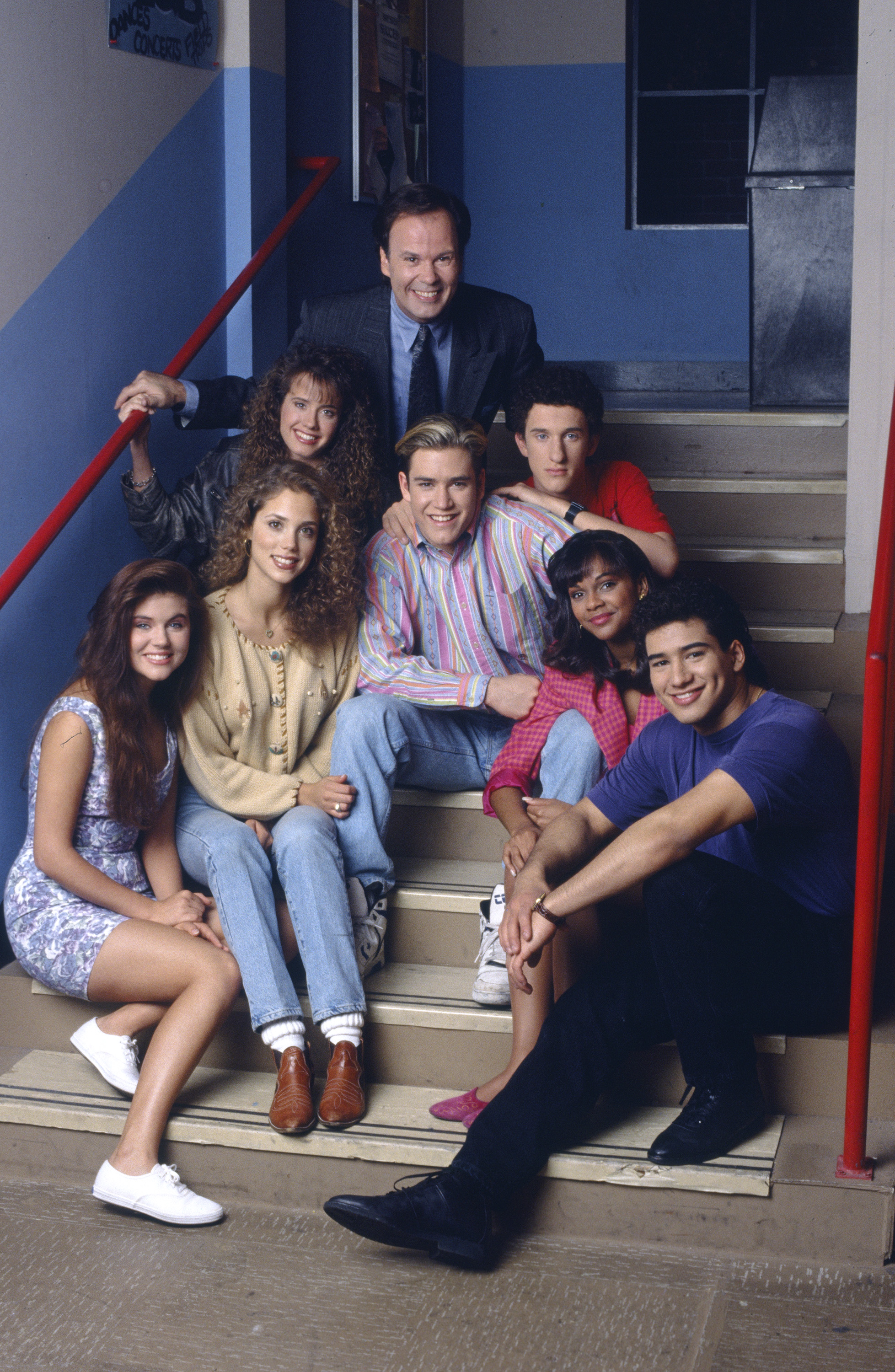 Elizabeth pictured with her Saved By The Bell castmates