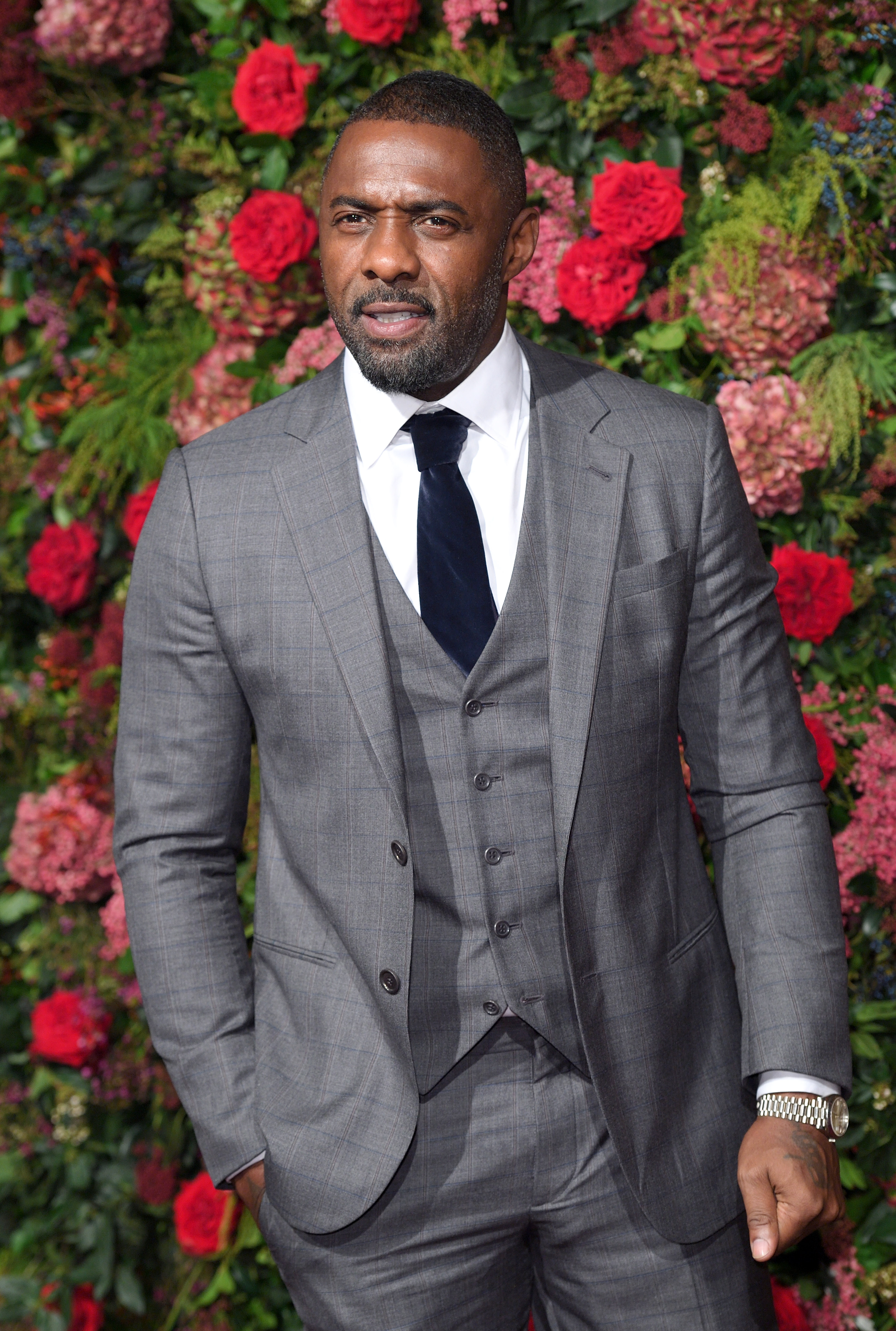 Fans want Idris Elba to replace him