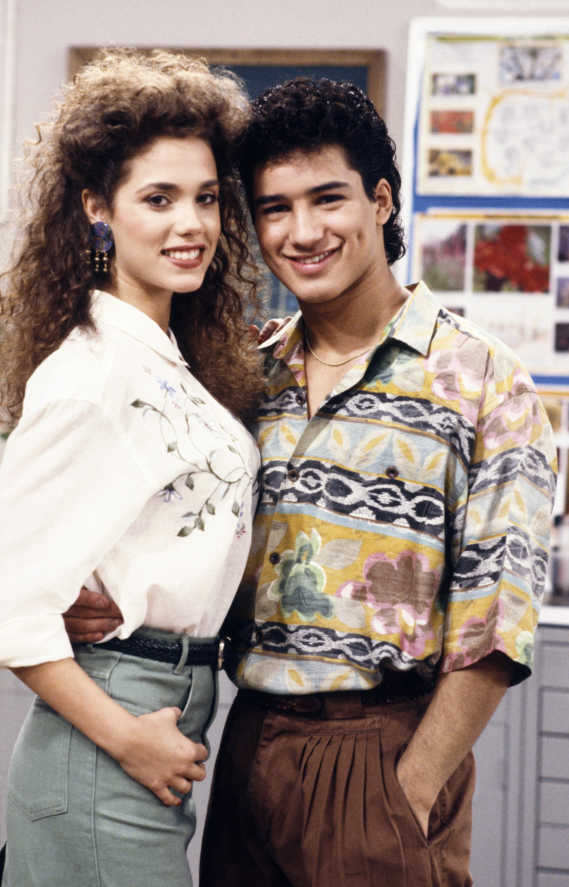 Her on-screen boyfriend was Mario Lopez playing A.C. Slater
