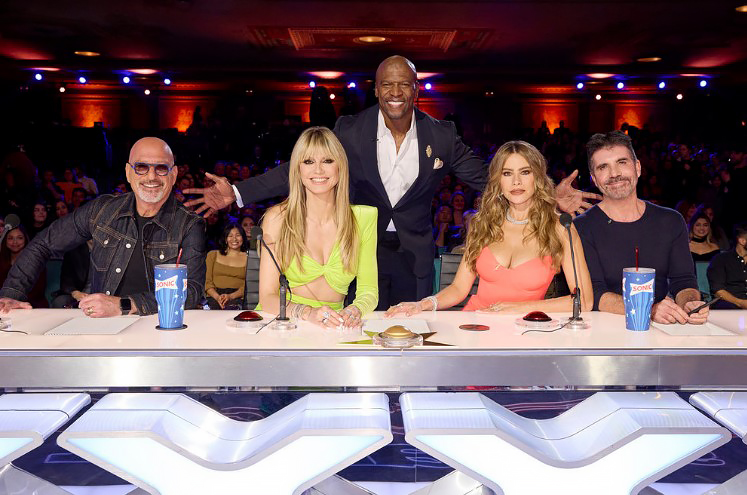 Sofia and Heidi posed with judges Howie Mandel, Simon Cowell, and host Terry Crews, on AGT in May 2023