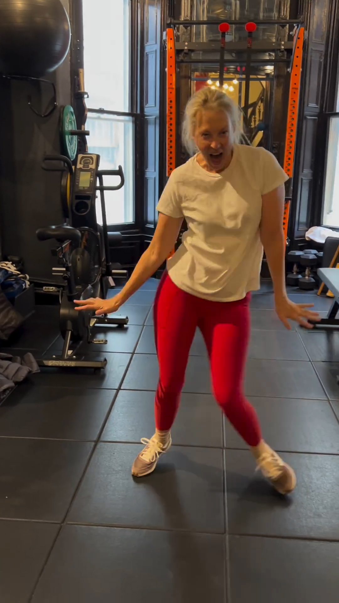 Ali wore a white T-shirt and red leggings in the video while at the gym