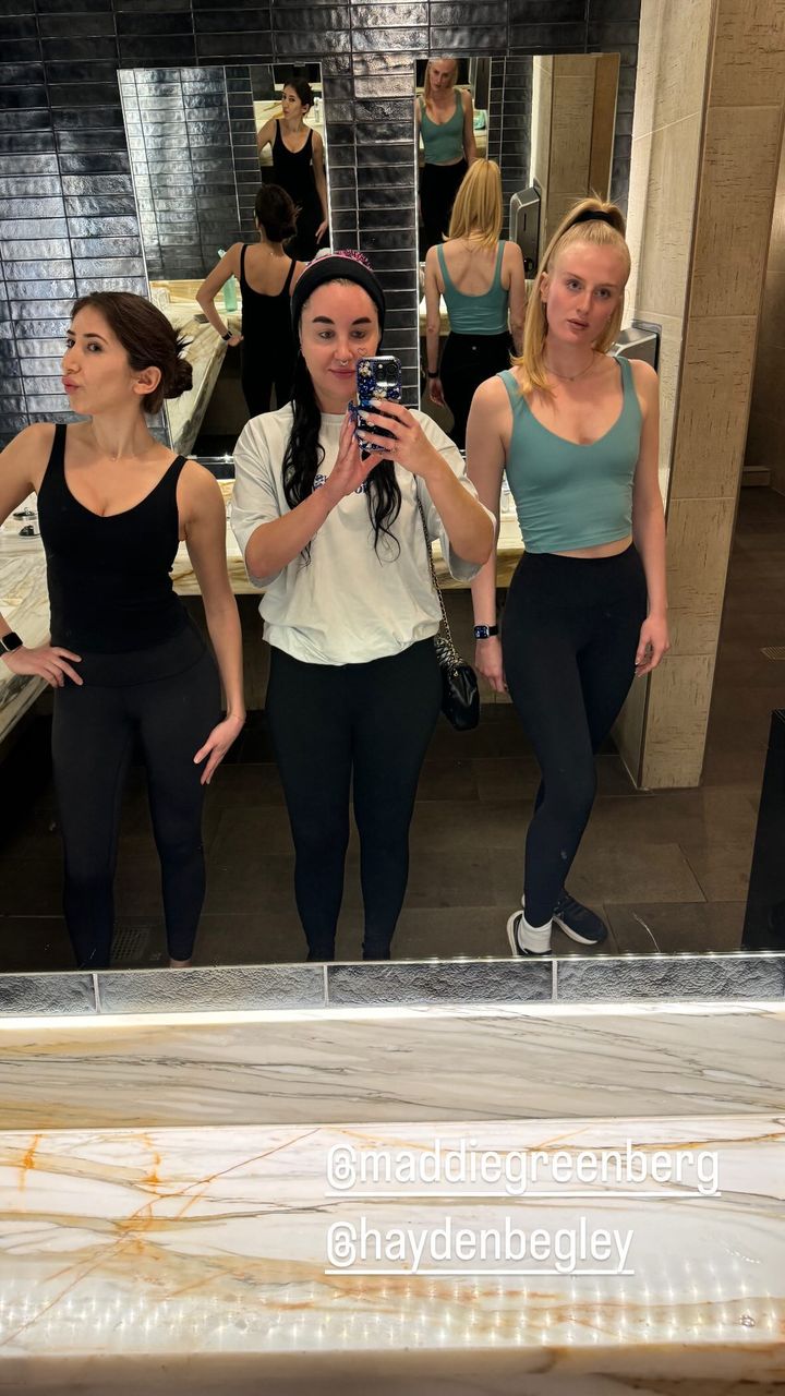 Amanda's selfie pictured her smiling with some friends in a gym bathroom