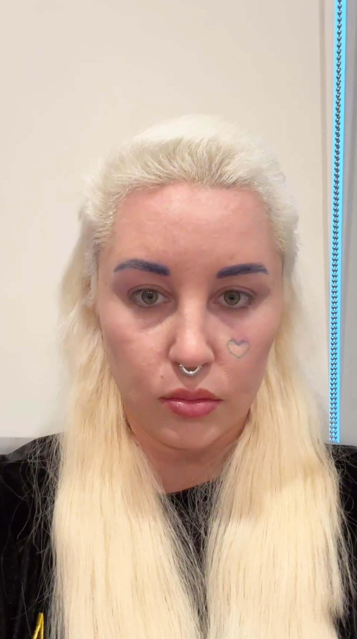 Amanda Bynes Looks Unrecognizable With Blond And Blue Hair As 