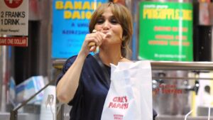 Jennifer Lopez eating hot dogs at Gray's Papaya