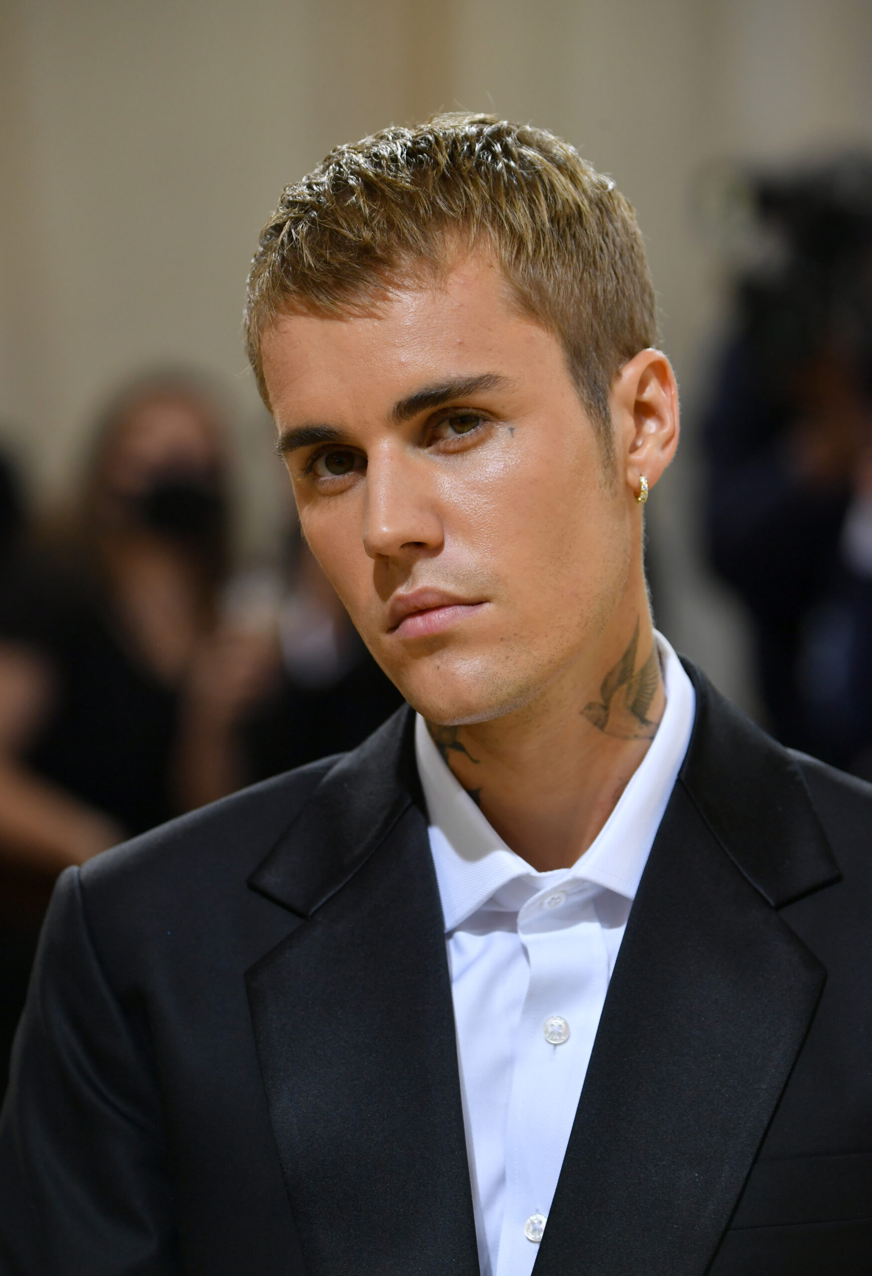 Justin Bieber snubs Hailey's tribute to him and follows stunning singer