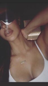 Kim Kardashian posted a selfie that made fans believe she is missing her ex-husband, Kanye West