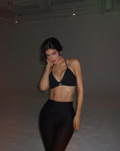 Kylie Jenner showed off her toned tummy