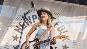 Sheryl Crow Says Albums Are "Waste of Time and Money"