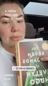 Kailyn Lowry showed off her copy of The Seven Husbands of Evelyn Hugo
