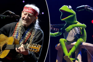 Willie Nelson, Kermit the Frog sing 'Rainbow Connection' together for the first time