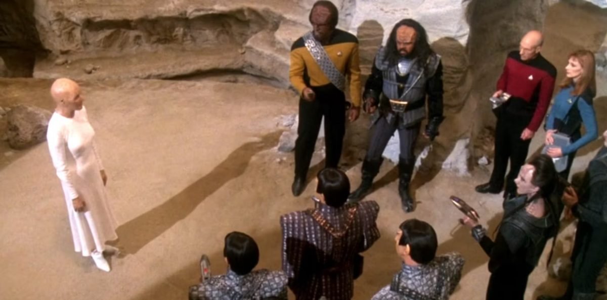An ancient hologram reveals to humans, Klingons, Romulans, and Cardassians their common DNA. 