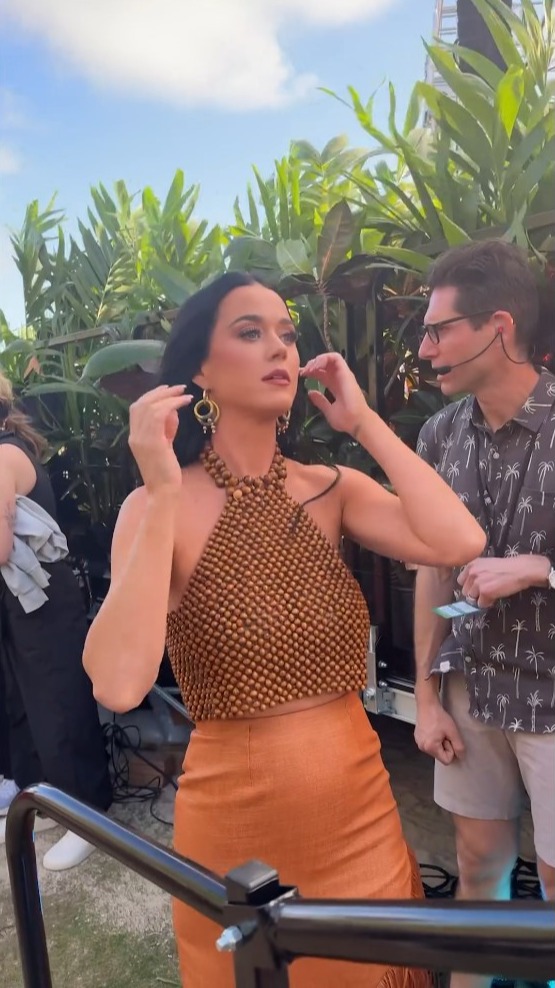 Katy gave a clear view of her belly in a similarly skintight look from the montage
