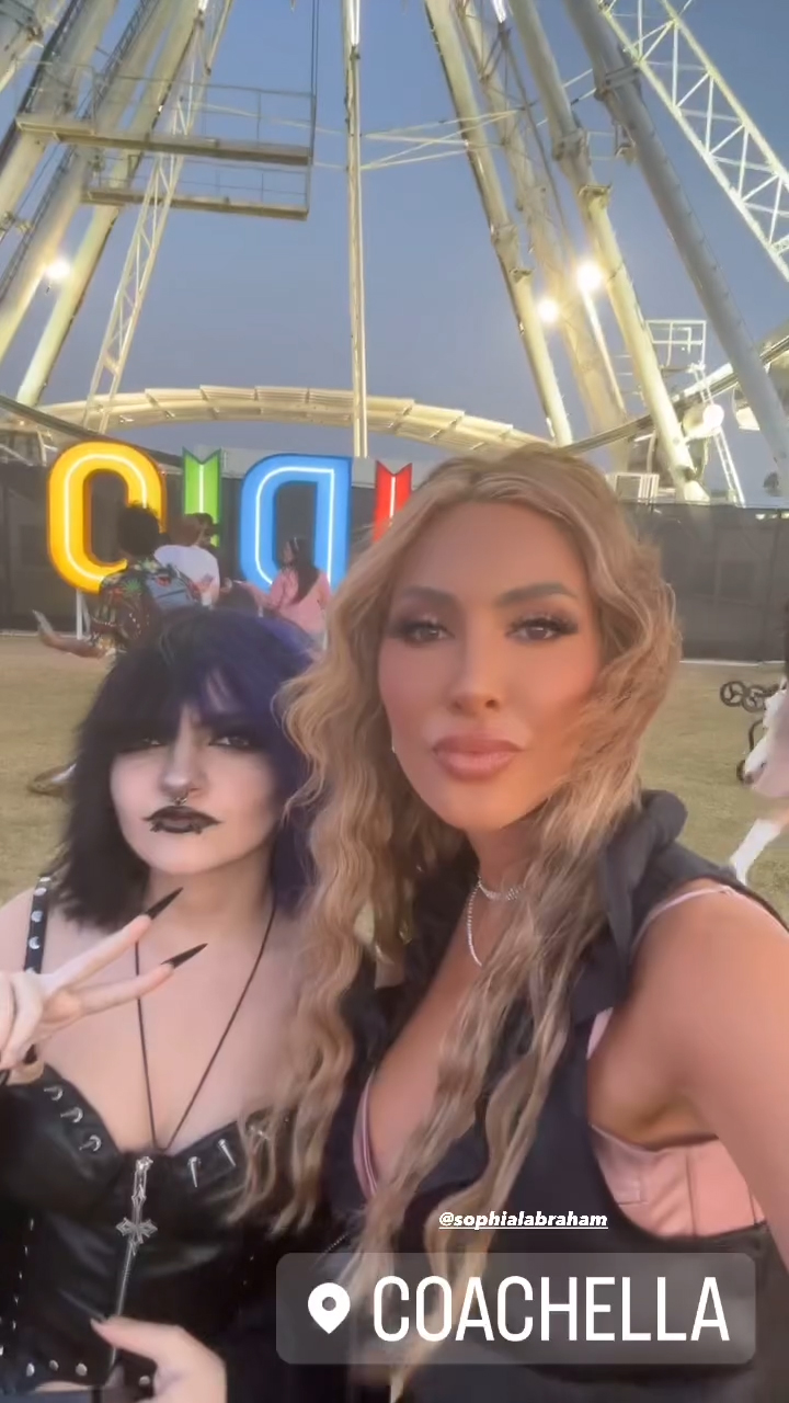 Sophia made a peace sign as Farrah pouted her lips at the camera