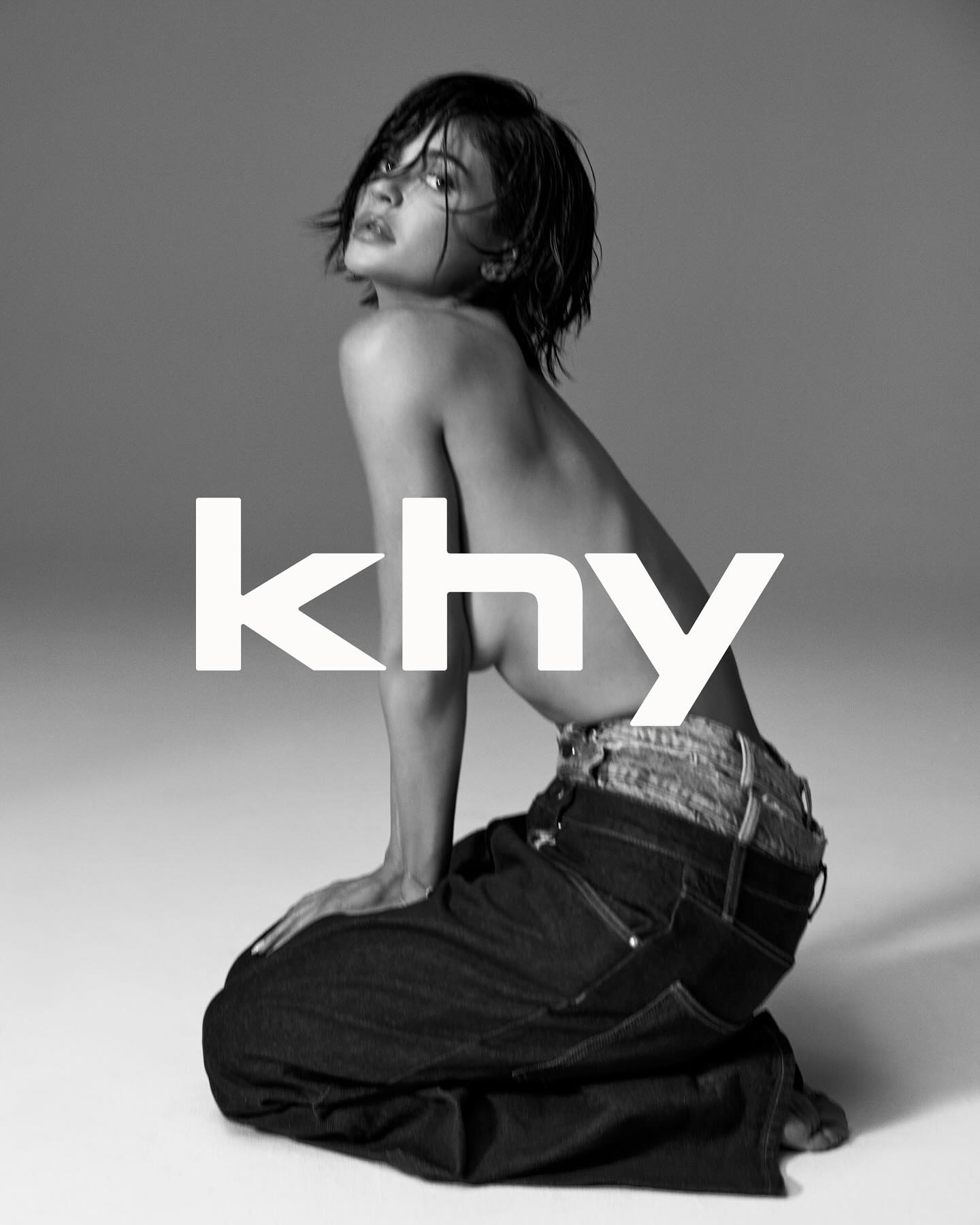 In the pic (shown above) shared on Khy's Instagram profile, Kylie went completely topless