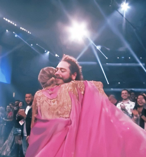 Taylor and Post Malone embrace at the 2018 American Music Awards