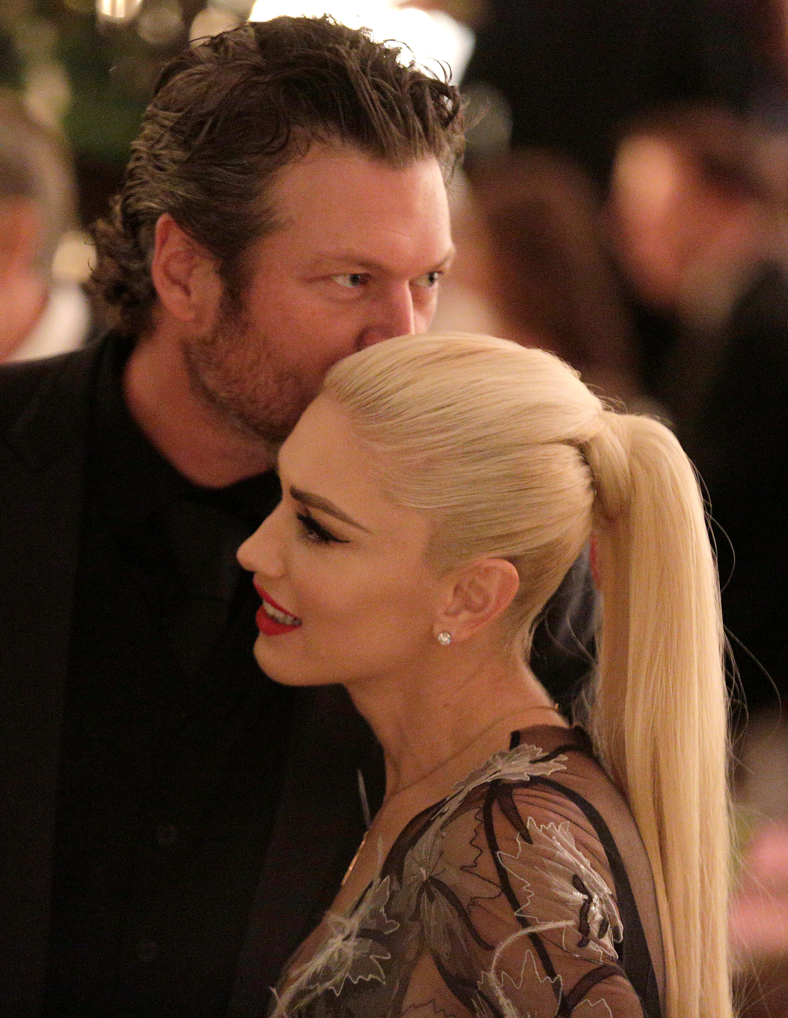 Gwen receives a kiss from Blake during a State Dinner at the White House in 2016