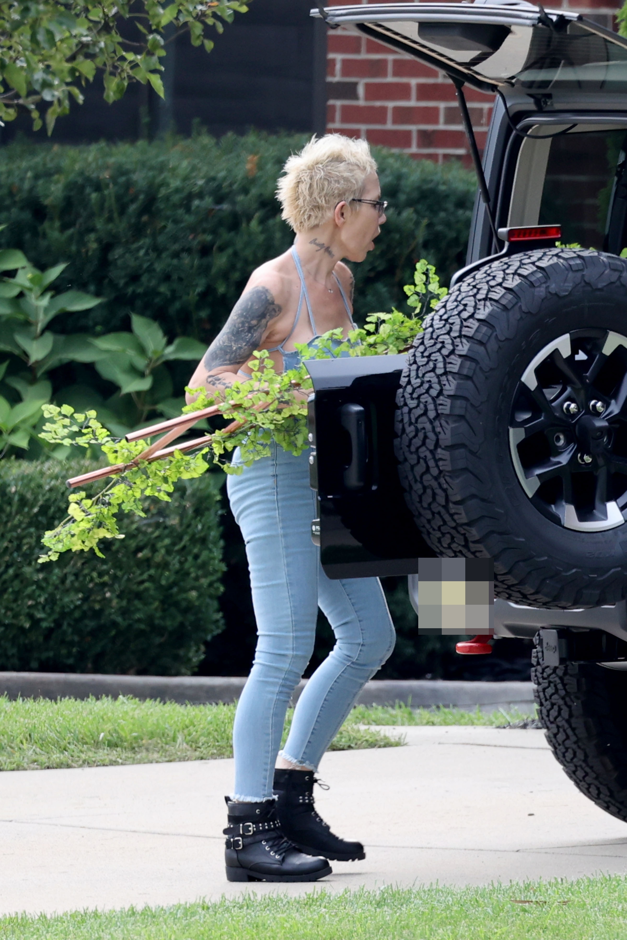 The superstar's ex was seen loading up her car last year as she debuted a new look