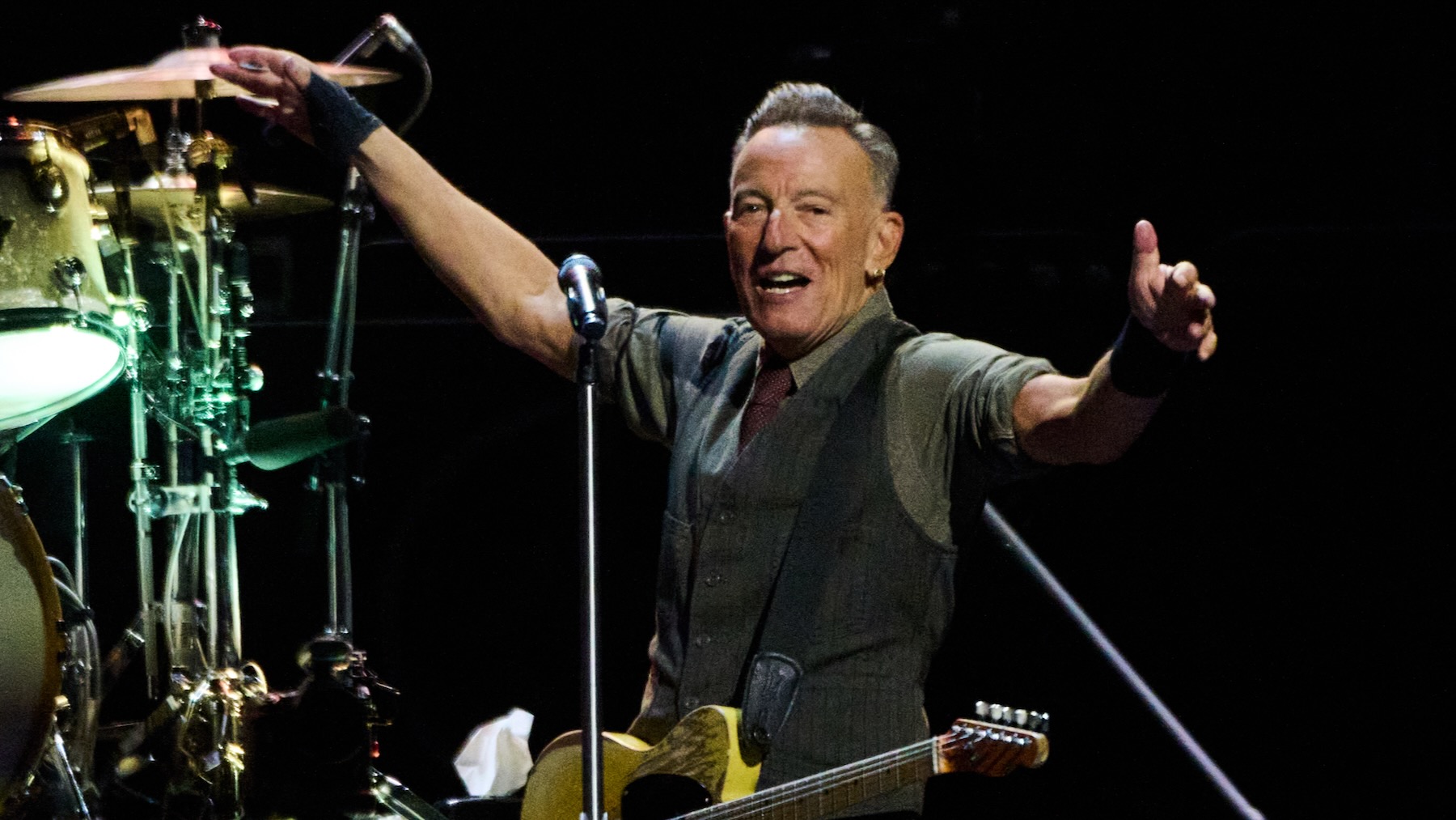 Bruce Springsteen Delivers Epic ThreeHour, 32Song Show in Inglewood