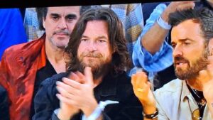 Jason Bateman debuted a new hairstyle at a Knicks and 76ers game and fans are saying the star looks unrecognizable