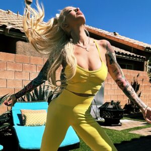 Jenna Jameson has displayed her 100-lb weight loss in a yellow crop top and leggings in a new Instagram post