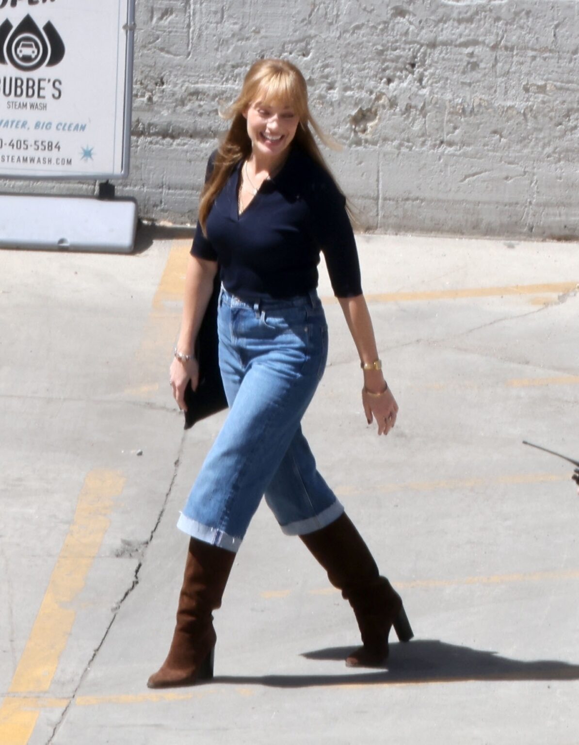 Margot Robbie debuts striking new look on set of new film in huge ...