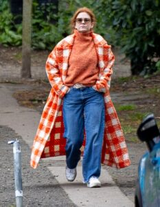 Plaid-clad Isla Fisher goes for a stroll after checking out of her marriage