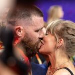 travis kelce and taylor swift kissing at the super bowl