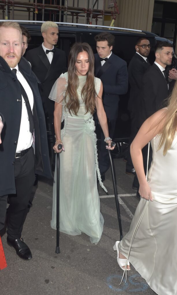Why is Victoria Beckham using crutches? - Cirrkus News