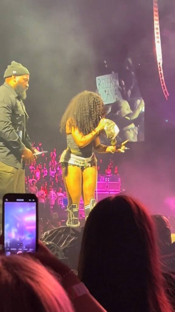 SZA threatened to leave the show early if fans wouldn't stop throwing things at her