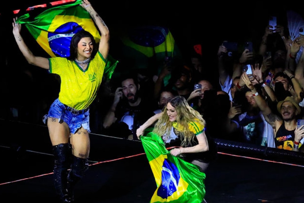 madonna-performs-in-front-of-1-6-million-fans-at-sold-out-concert-in-rio-flag