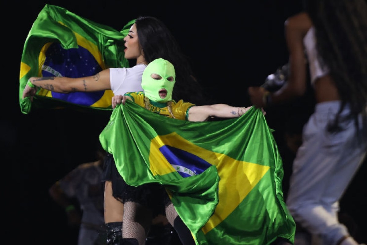 madonna-performs-in-front-of-1-6-million-fans-at-sold-out-concert-in-rio-mask