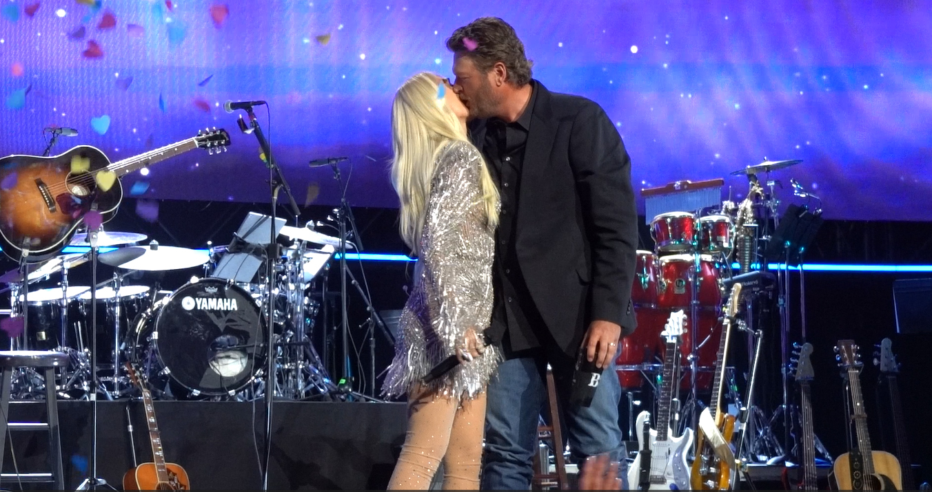 The couple shared a kiss onstage after performing a romantic duet