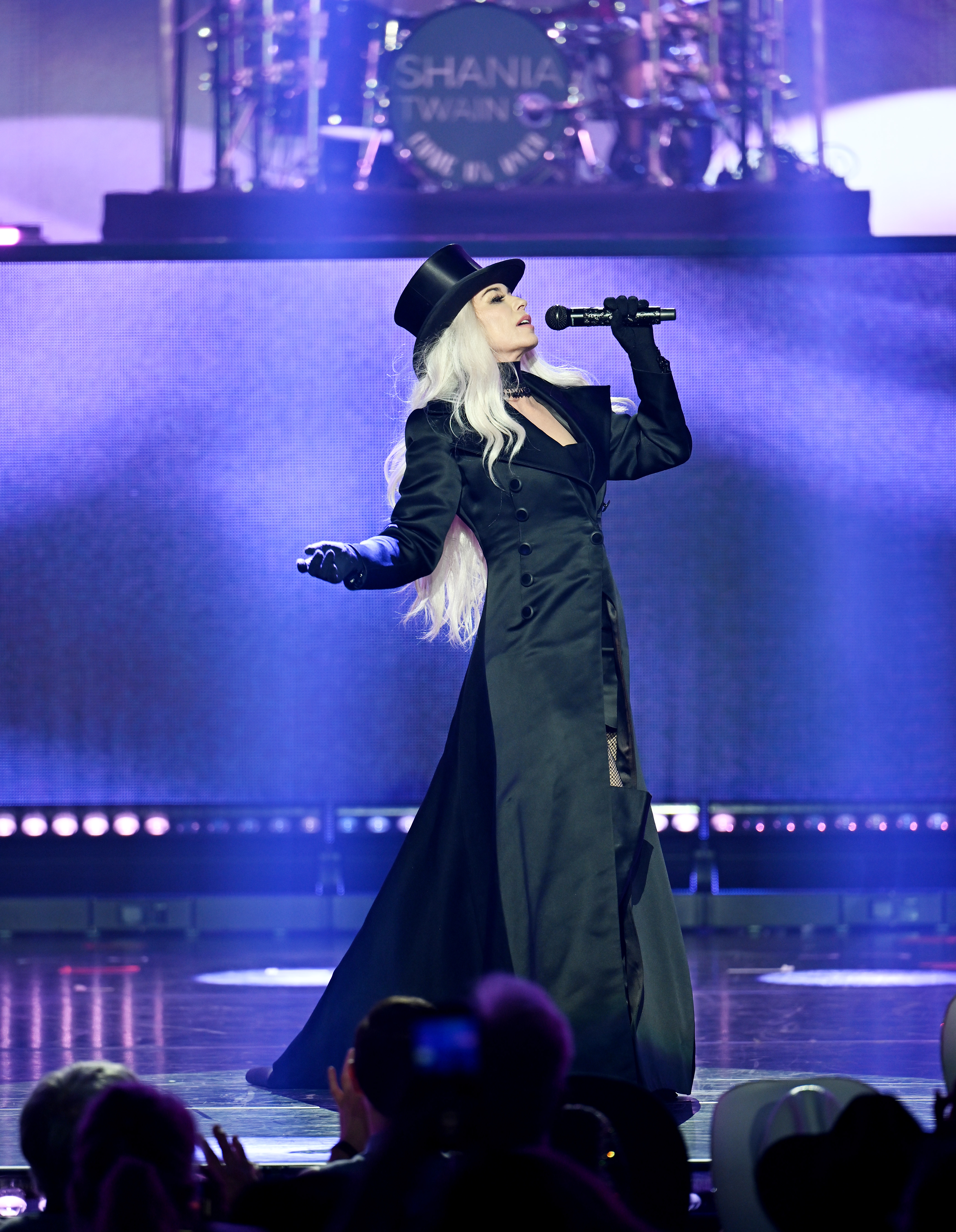 Critics called the country phenomenon 'unrecognizable' after seeing her in a long blond wig and various costumes onstage