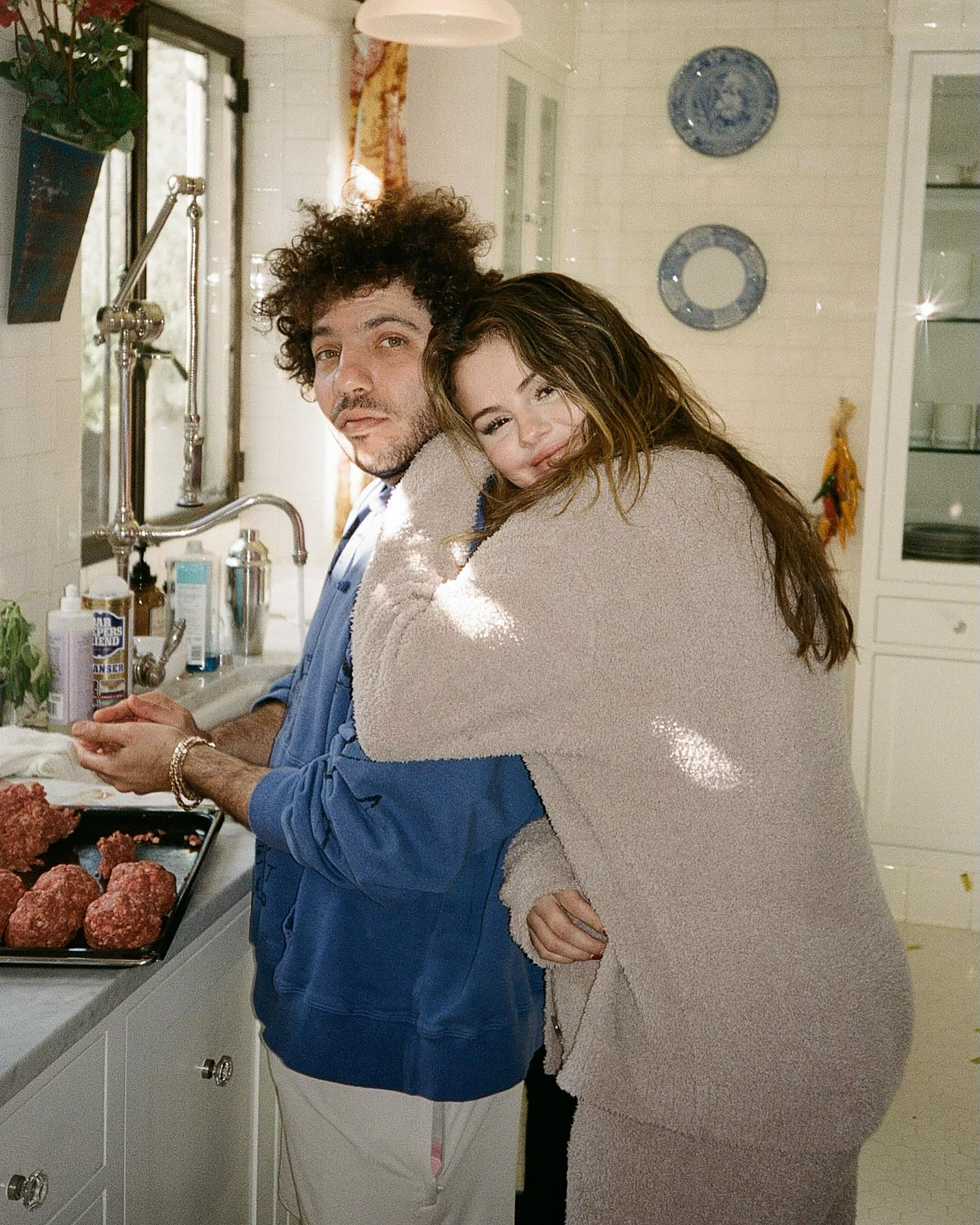 Selena posed with her boyfriend Benny Blanco for a photo in Match 2024