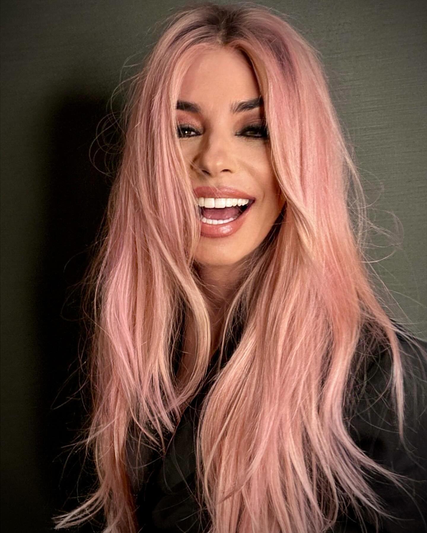 Fans claimed Shania looked unrecognizable after she shared photos of herself with light pink hair