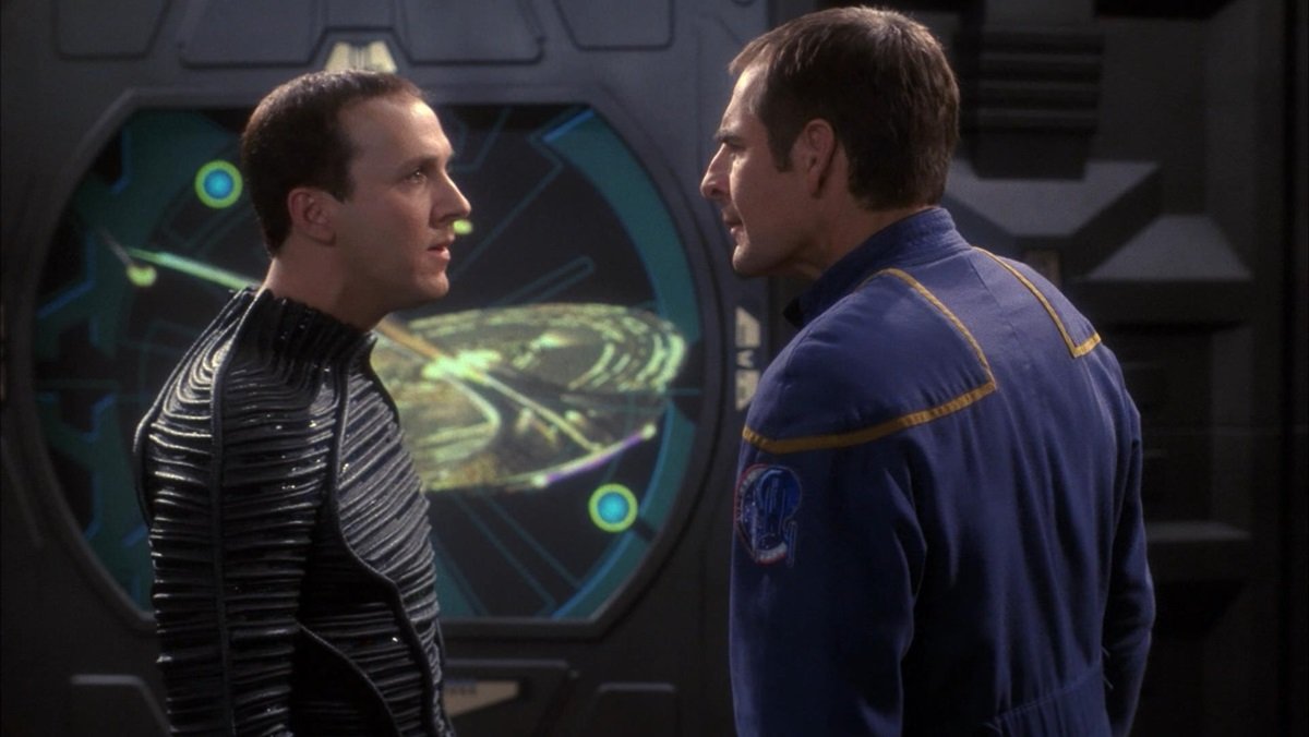 Agent Daniels (Matt Winston) confronts Captain Archer (Scott Bakula) on Star Trek: Enterprise. 