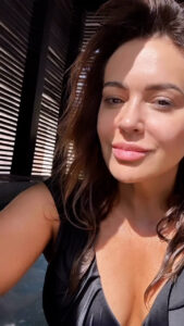 Fans praised Alyssa Milano for her looks in a new photo of her sporting a plunging bathing suit