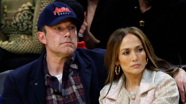 ben affleck and jennifer lopez looking miserable at a basketball game