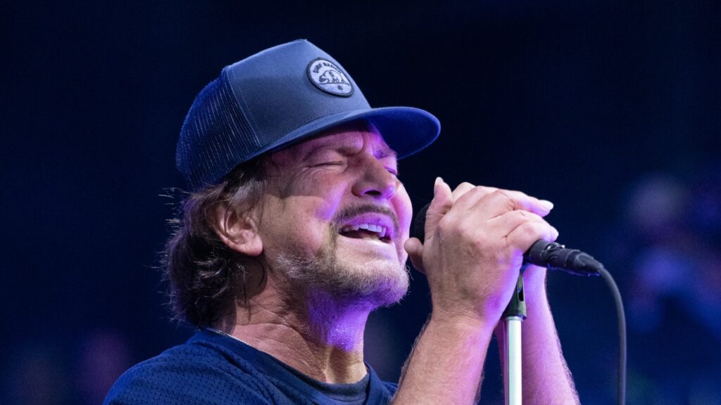 Eddie Vedder Covers Nine Inch Nails' "Hurt" at Pearl Jam Concert