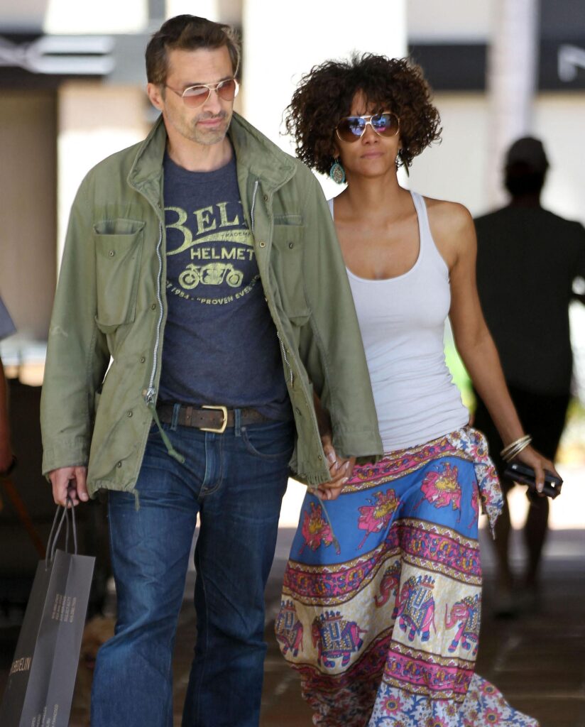 HALLE BERRY AND OLIVIER MARTINEZ SHOPPING HAND IN HAND IN MALIBU