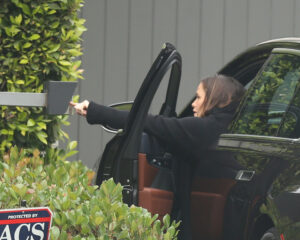 Jennifer Garner drove in her car to visit her ex-husband Ben Affleck