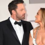ben affleck and jennier lopez looking into each others eyes